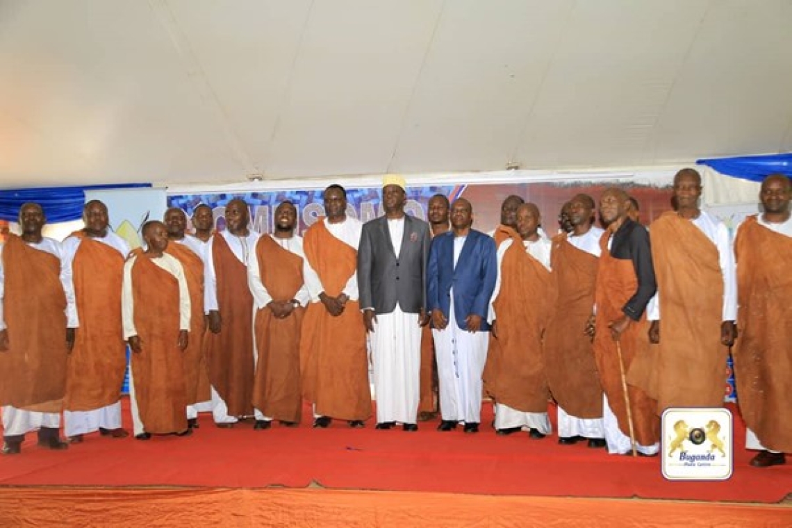 The chiefs in the middle are Prince Kasimu Nakibinge and his Minister of Culture and Traditional Affairs